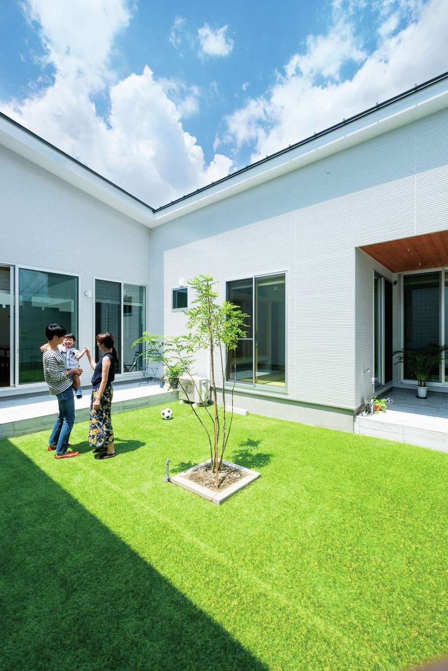 nattoku住宅【デザイン住宅、自然素材、平屋】外からの視線を遮りつつ、BBQや水遊びを楽しめる中庭。風にそよぐシマトネリコの木にも癒やされる