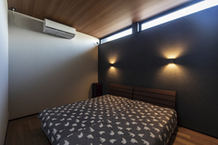 開放的なLDKから一変、ホテルライクな演出が大人の雰囲気を醸し出す寝室。空間によってメリハリを持たせた設計やデザインは、同社で家づくりをする醍醐味。設計や建築のプロとの二人三脚で、家づくりをとことん楽しめる