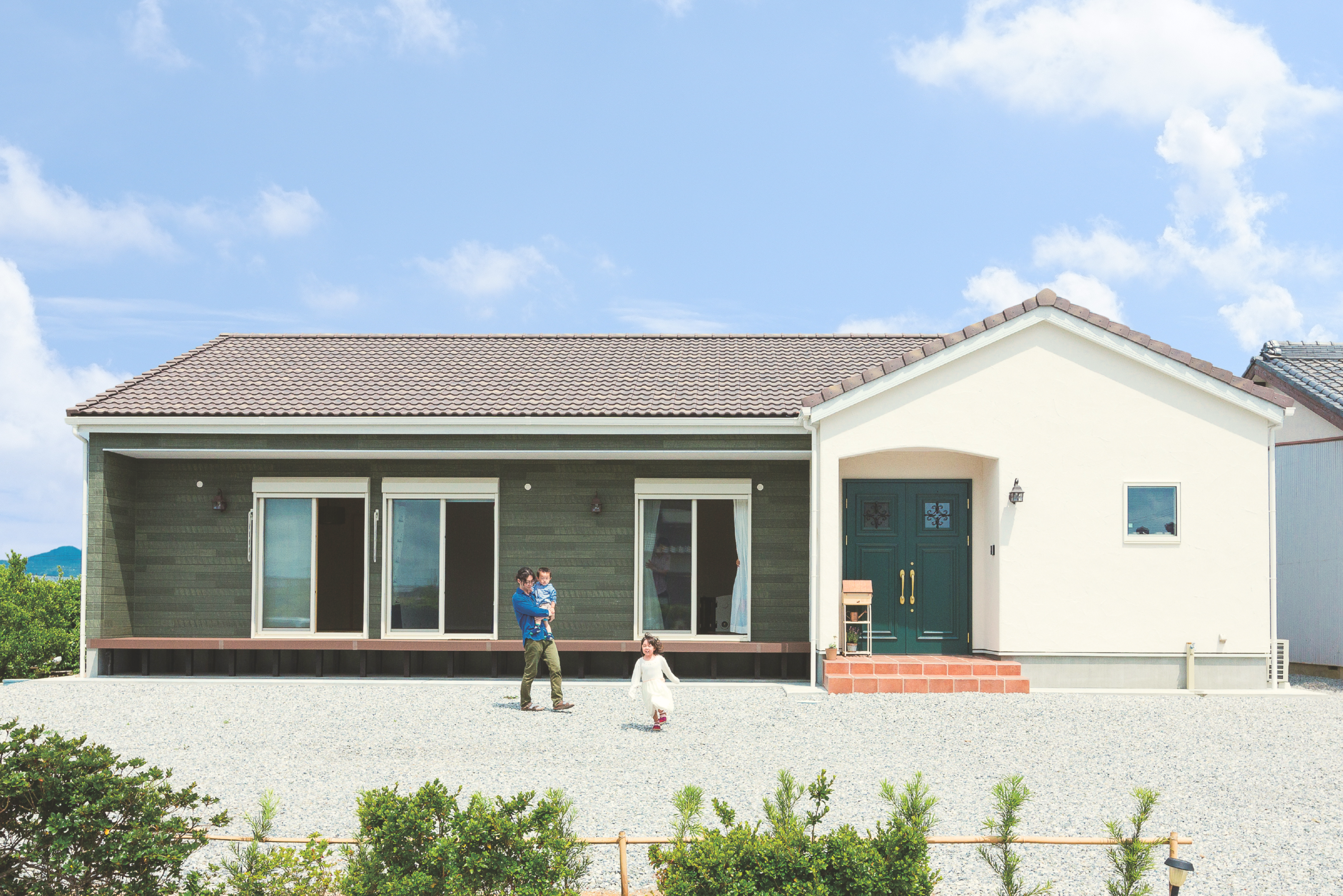 ひだまり工房【デザイン住宅、子育て、平屋】奥さまが憧れていたグリーンゲイブルズ（赤毛のアンの家）をイメージし、レンガ色の屋根、白い塗り壁とグリーンの木目調サイディングを採用した外観。