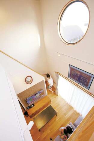 吹き抜けに設けた丸窓は直径120cm。外から眺めても、中から眺めても、インパクト大