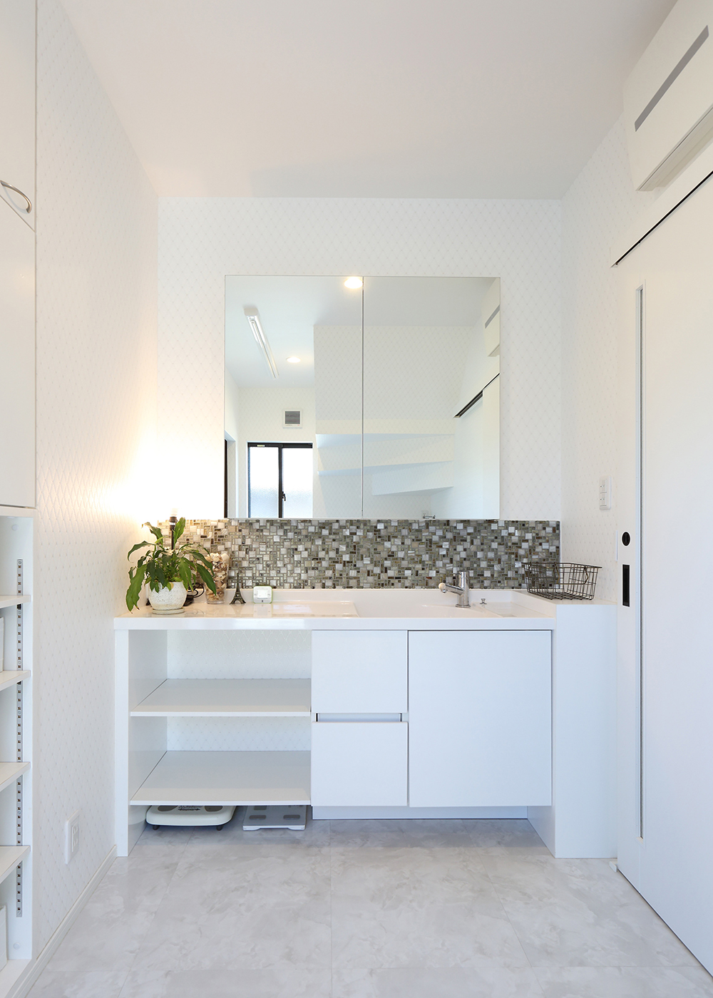 丸昇彦坂建設【デザイン住宅、趣味、インテリア】白が際立つ清廉な空間に取り入れたタイルが、より一層引き立たせる