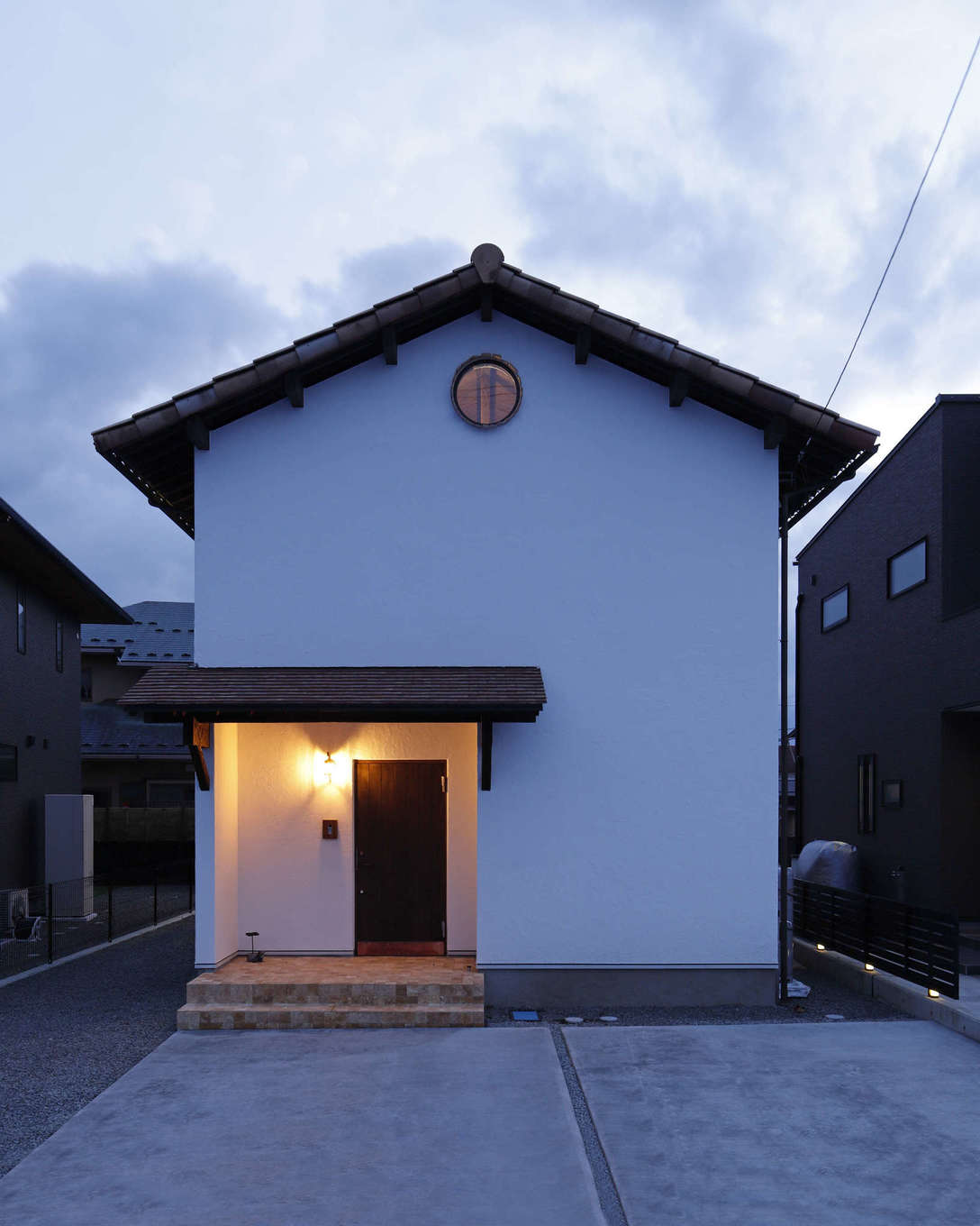 藤田建設（ラフェルム沼津）【デザイン住宅、自然素材、インテリア】優しく温かな光が漏れる夕景の外観