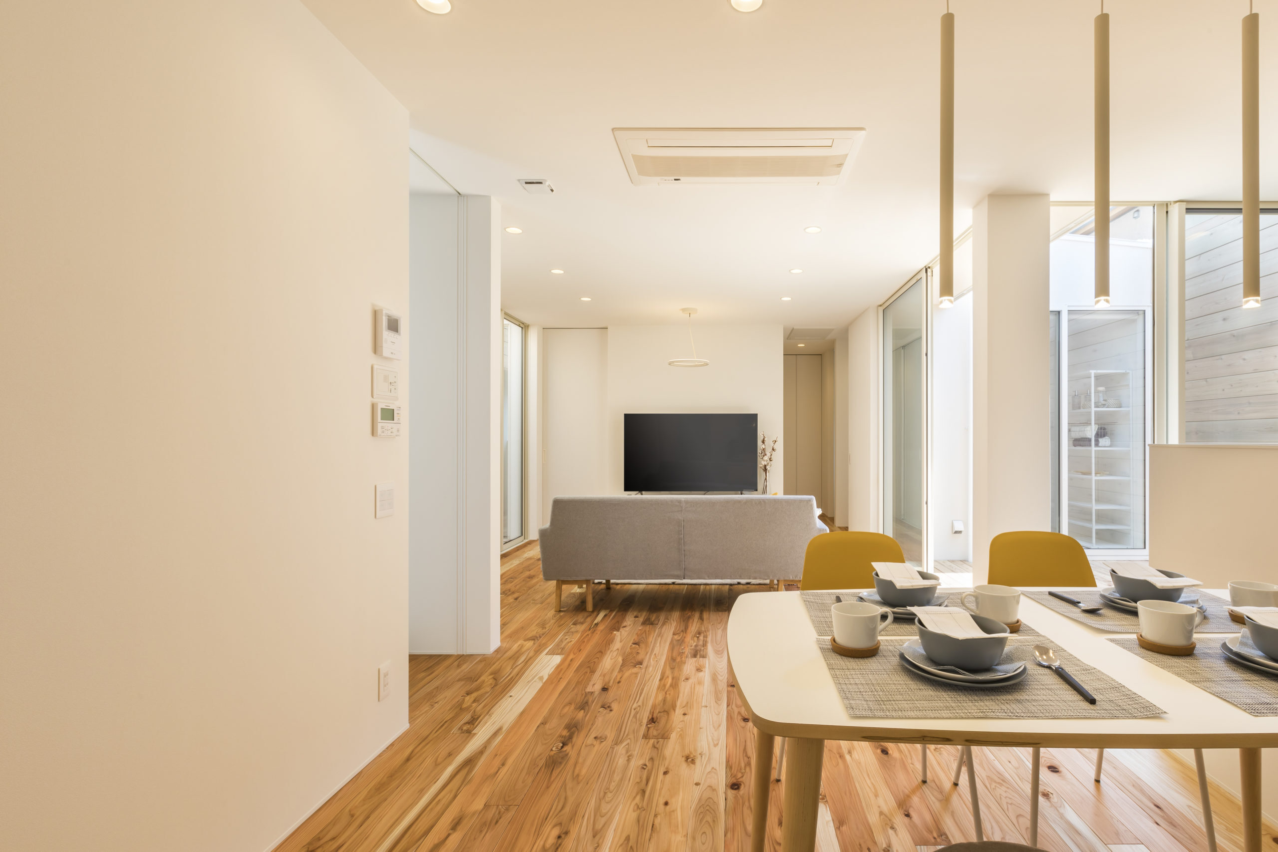 ETERNITY（エタニティ)　SIMPLE NOTE 浜松東【デザイン住宅、建築家、平屋】キッチンに立つとLDKや中庭、脱衣所までを見渡せるレイアウト。子どもが家のどこにいるかが一目でわかるのがうれしい