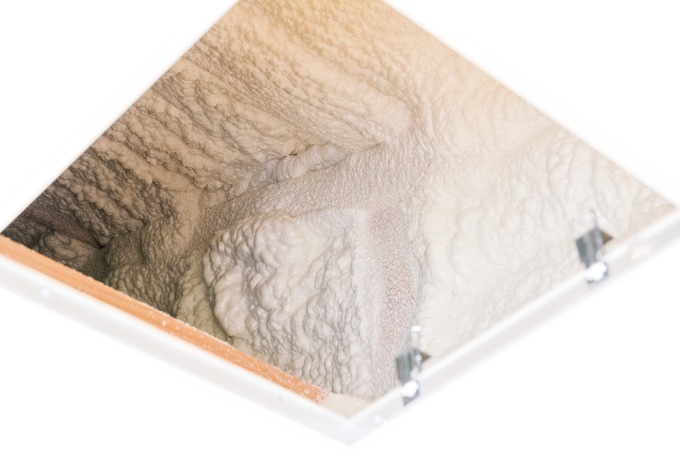 家の骨組みに水で発泡する断熱材「アクアフォーム」を吹き付けて施工。屋根からの熱を防ぎ、夏でも天井裏がひんやり感じられるほどの断熱効果が