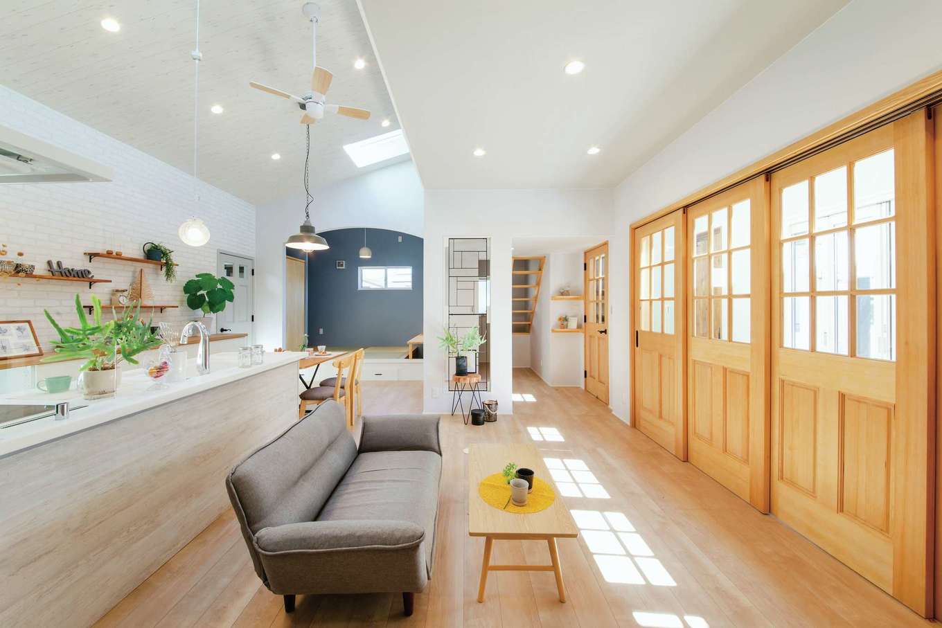 スカイグラウンド【デザイン住宅、間取り、平屋】リビングの引き戸を全開にすれば、土間とひとつながりに