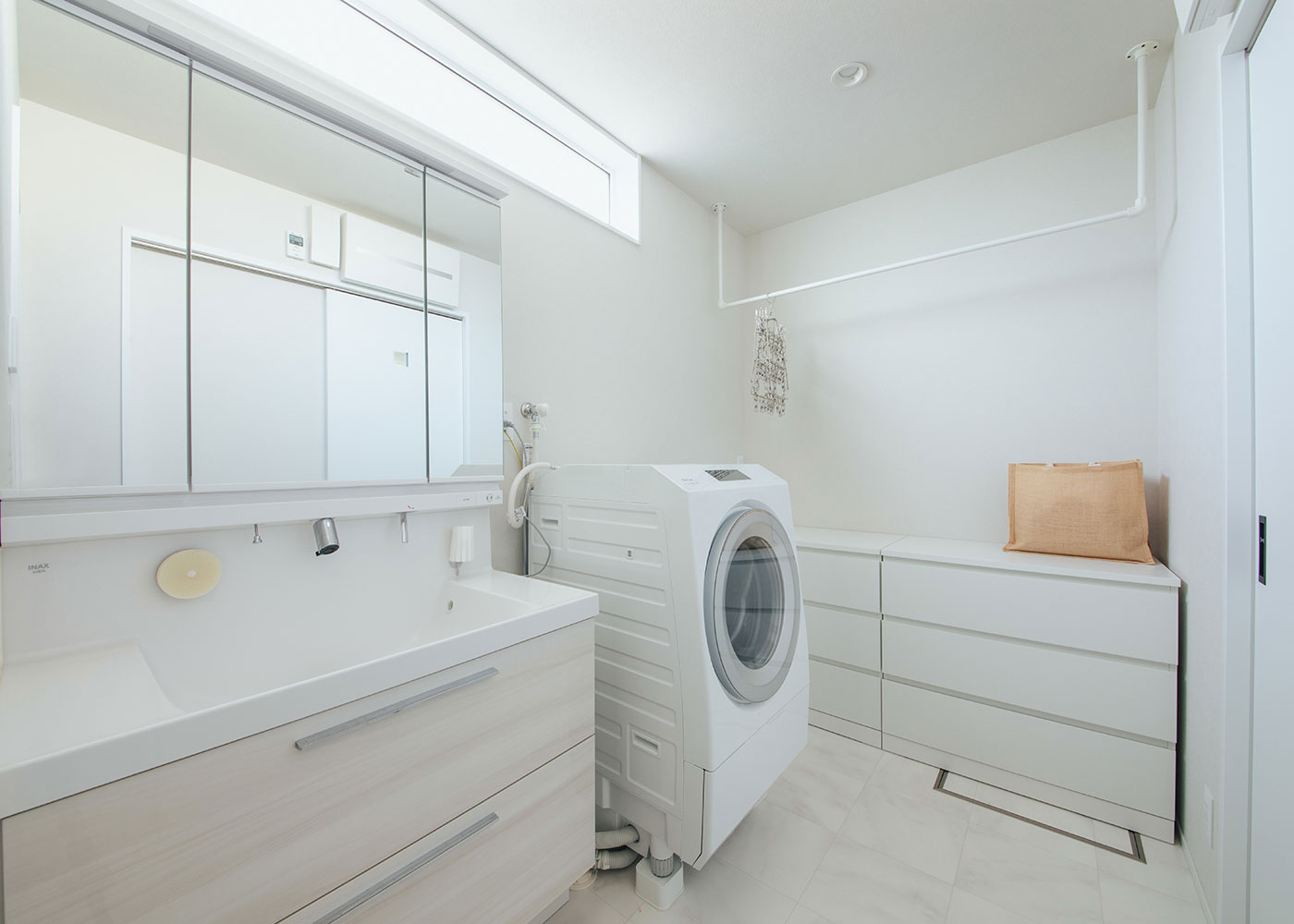 フジモクの家（富士木材）【自然素材、狭小住宅、省エネ】水回りは機能性を意識しつつ、白でまとめた