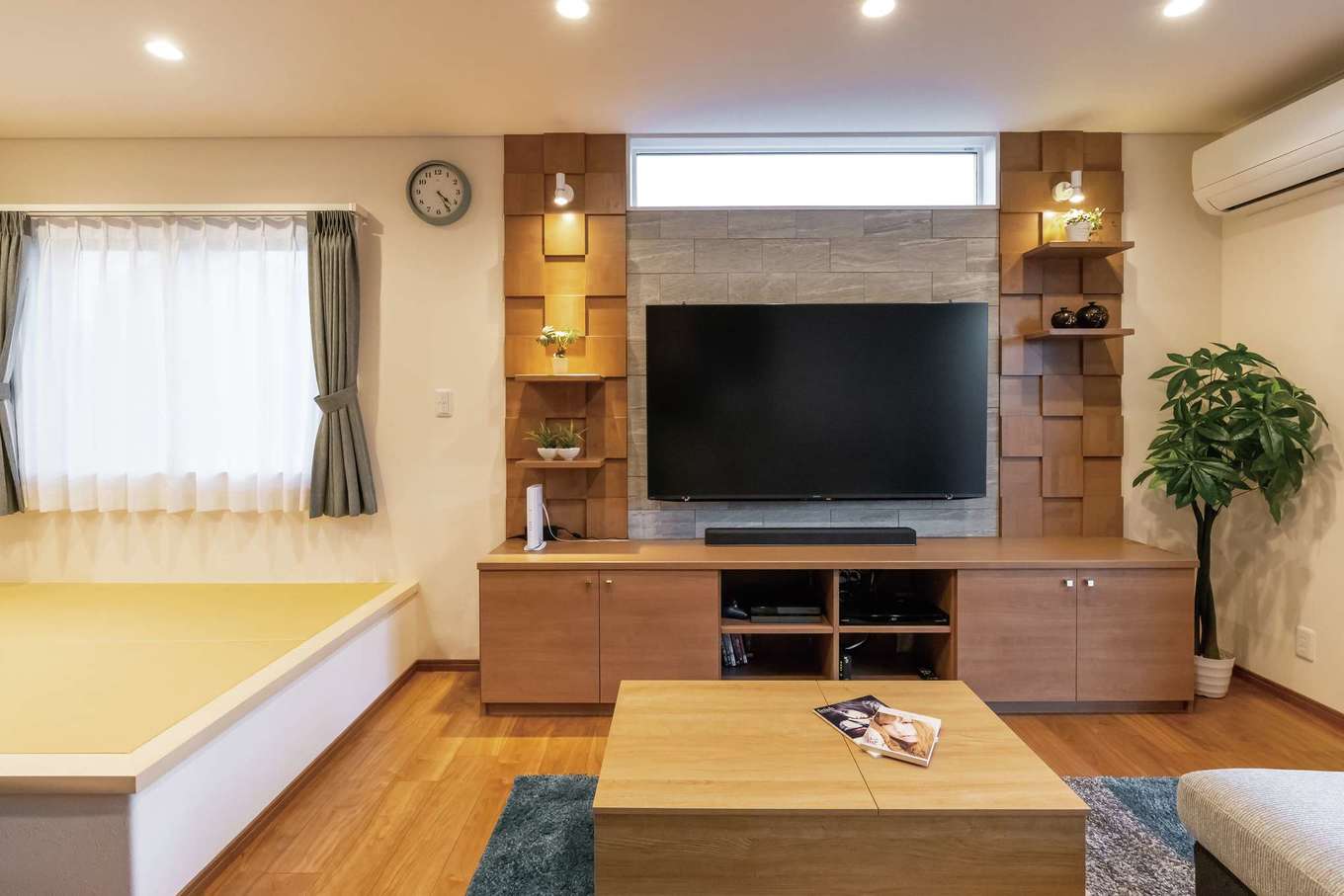住宅工房 アリアンス【デザイン住宅、省エネ、ガレージ】テレビステーションの壁は調湿性に優れた「エコカラット」。TVボードは造作