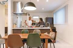 広くとったワークスペースで、家族と会話を楽しみながら料理できるアイランドキッチン