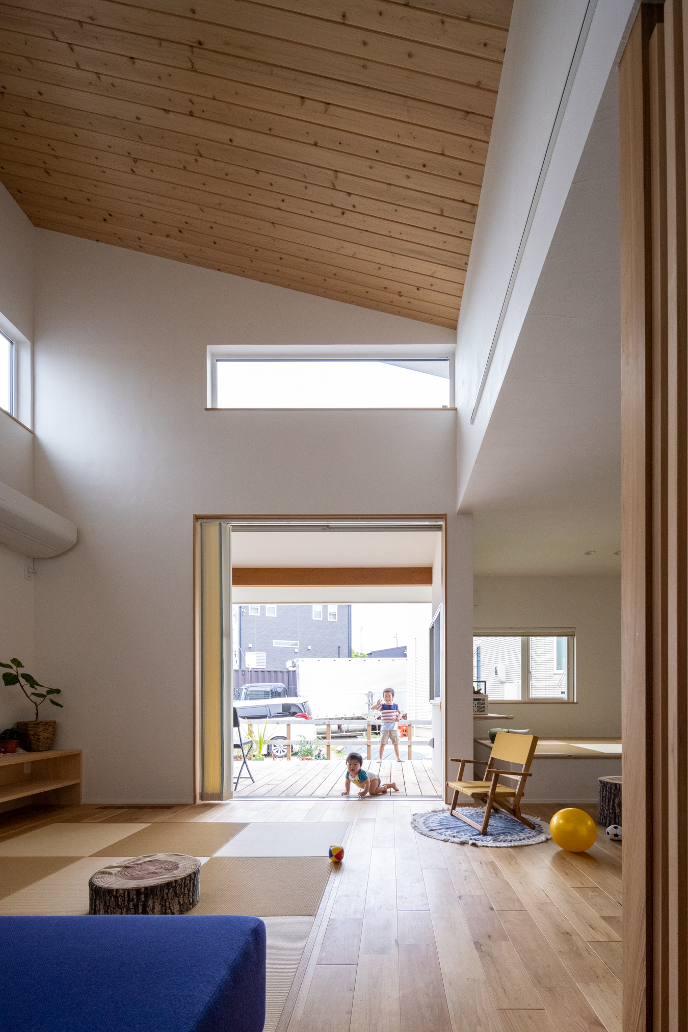 木粋舎 一級建築士事務所｜開放感あるリビングに設けられた小上がりスペース。天井の木がアクセントとなり、家族がリラックスできる心地よい空間を演出している。
