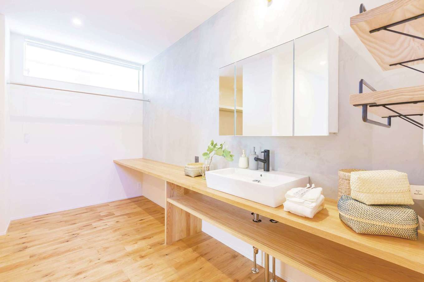 ARRCH アーチ【デザイン住宅、間取り、建築家】洗面台のカウンターを壁いっぱいまで伸ばし、家事スペースに。部屋干し用のバーも設置。洗濯物を畳んだりアイロンがけをしたりと便利。空間を有効活用する工夫が光る