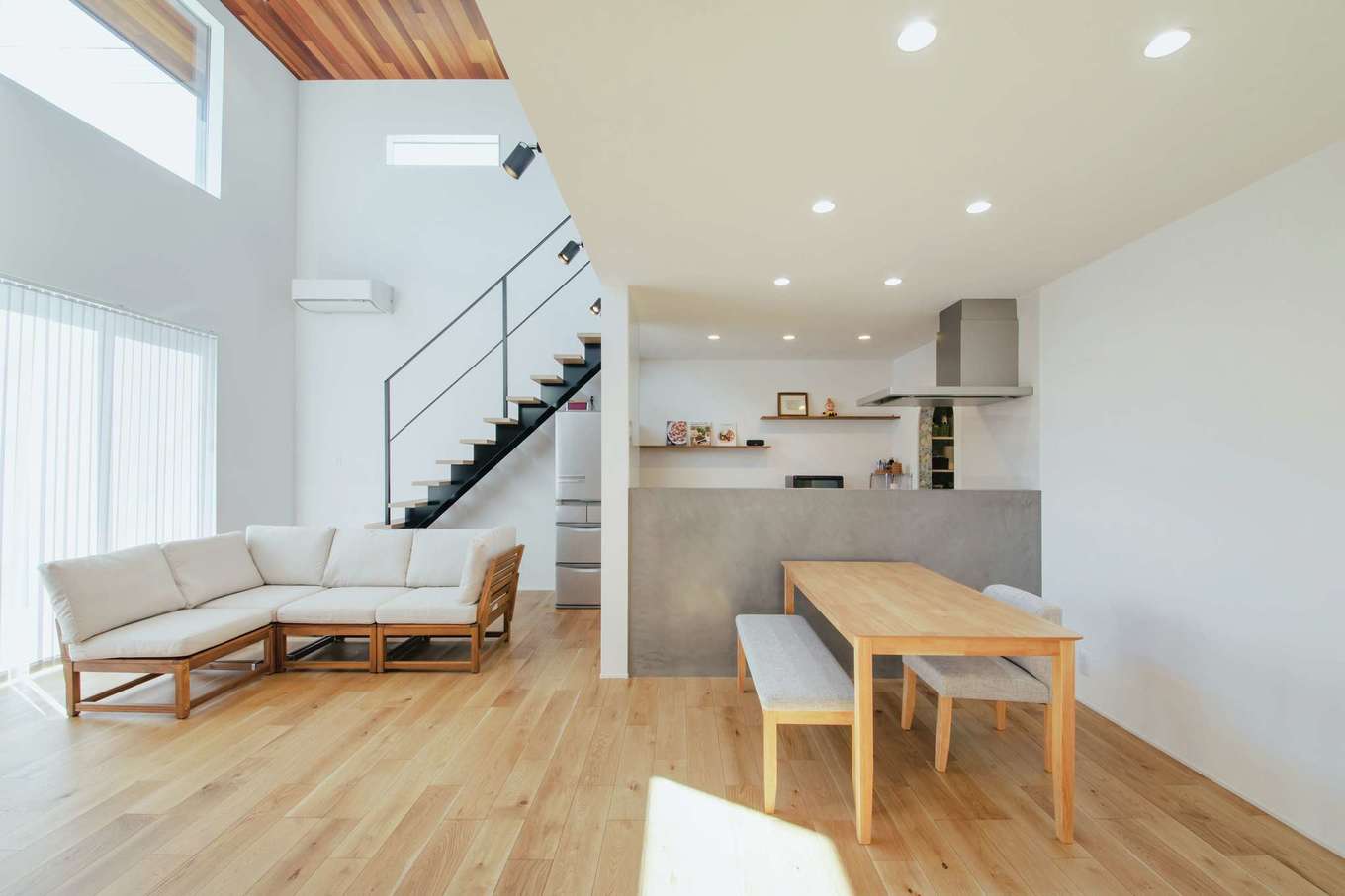 will建築工房【デザイン住宅、省エネ、間取り】対面キッチンの腰壁にはモールテックスを採用。壁を高めにして、手元を隠すように配慮されている