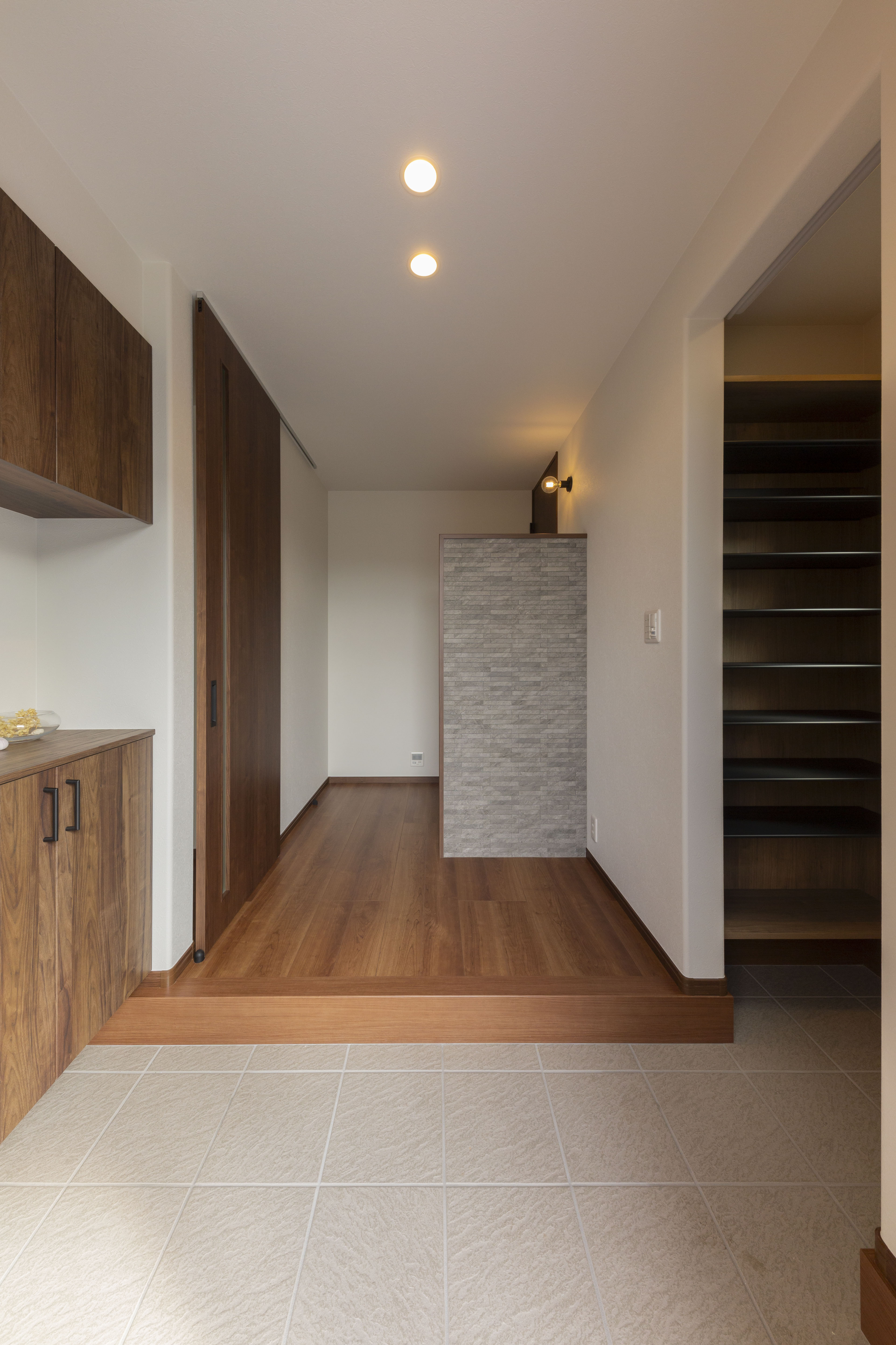 感動ハウス｜明るく木の質感が良い玄関ホール。木目調の収納が空間に温かみを加えており、右奥にはシューズクロークも完備され、機能的なデザイン。