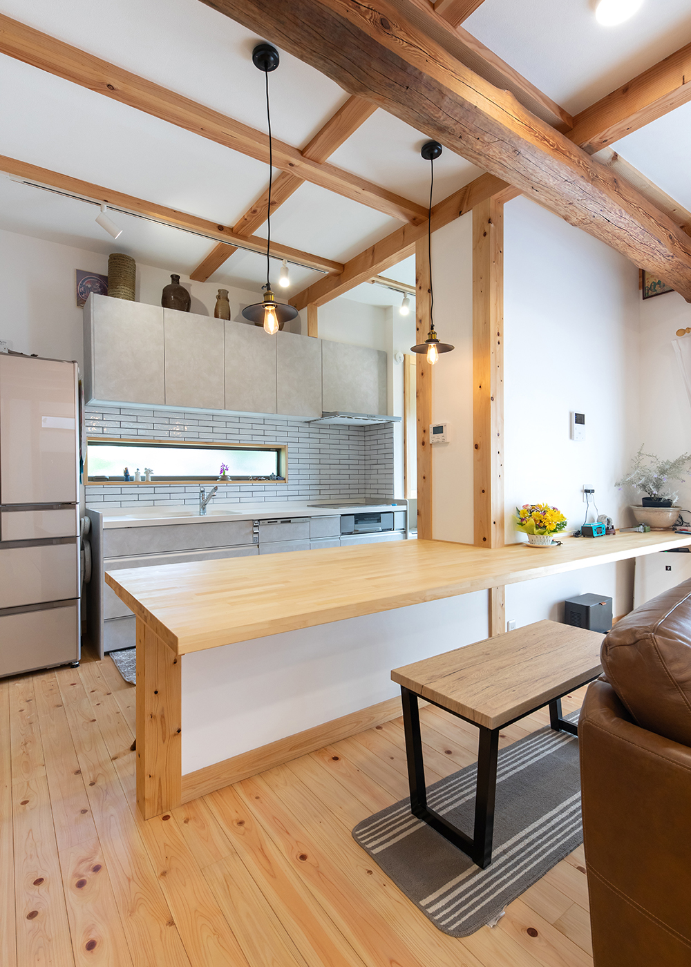 ぽっくハウス静岡（東海ハウス）｜ダイニングテーブルとカウンターを一体化して一枚板で造作。配膳が楽にでき、リビングを広く使えるのもメリット