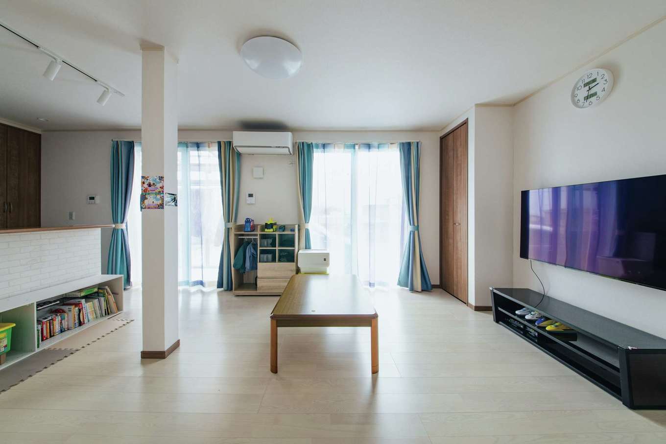 子育て安心住宅 Design Craft Office｜2つの洋室と押し入れを開放し、子世帯のLDKが完成。南面は窓の幅を減らし、耐力壁を増やしている。窓も樹脂製に変更