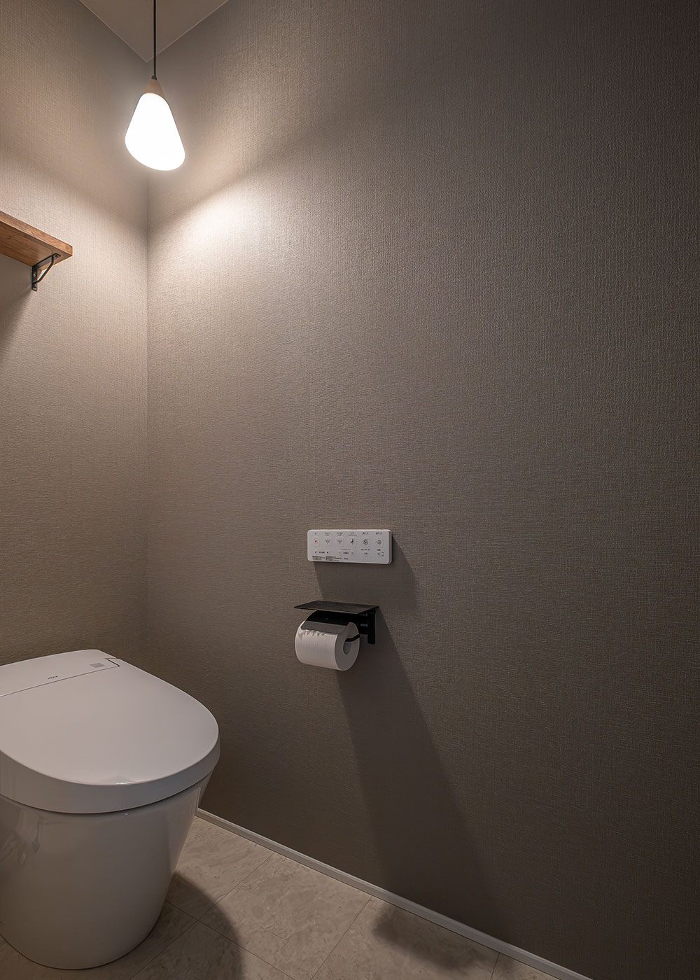 R＋house御殿場（岳南建設）【間取り、建築家、平屋】玄関脇のメイントイレはシックに
