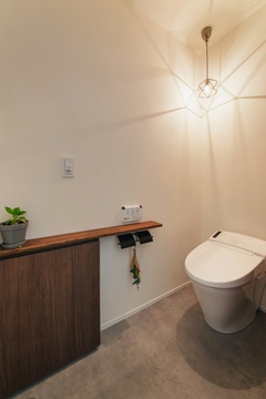 オシャレなナチュラルなトイレ空間。壁の厚みを利用して収納を作製しました。