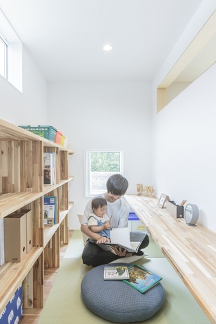 リビングの隣に設けたファミリーライブラリー。お子さまと絵本を読んだり、1人の時間を楽しんだりとフレキシブルに活躍。壁の上部がオープンになっていて、リビングとつながっているので、部屋は仕切ってあっても常に家族の気配を感じていられる