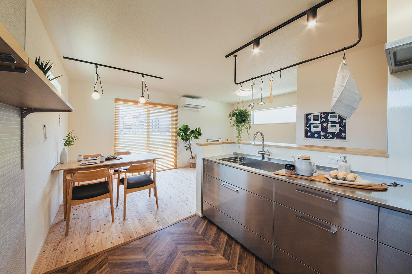 ユートピア建設【夫婦で暮らす、ペット、平屋】料理人のご主人こだわりのステンレスキッチン。床はヘリンボーン柄