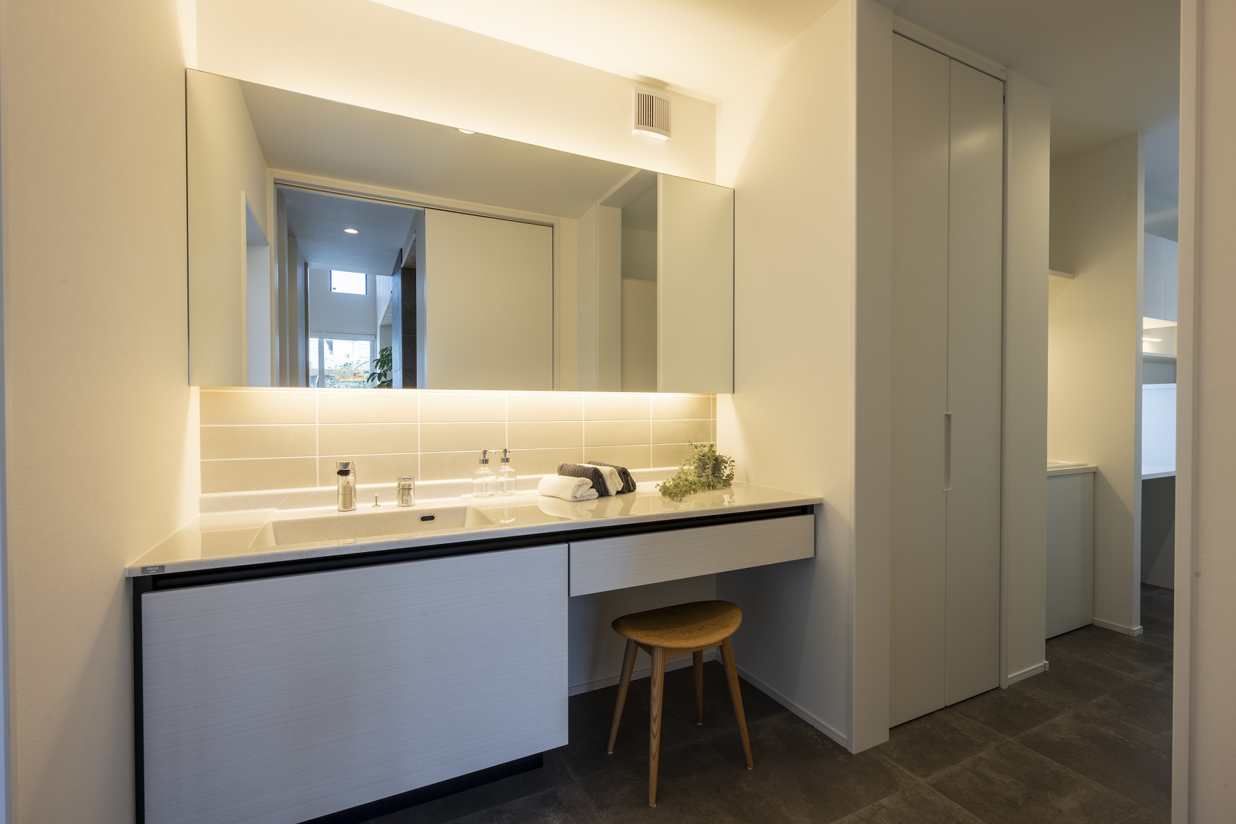 日本ハウスホールディングス 岐阜｜洗面スペースは明るくスタイリッシュなデザイン。広々としたカウンターと大きな鏡が、朝の準備を快適にしてくれる。