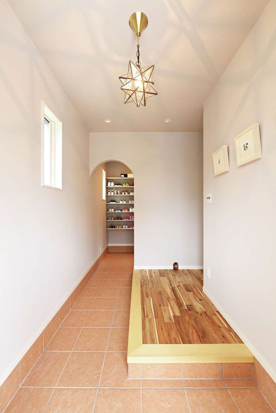 Yamaguchi Design 【デザイン住宅、子育て、自然素材】アーチ型の入り口が目を惹くシューズクロークは、家族3人分の靴も余裕で収納できる広さだ