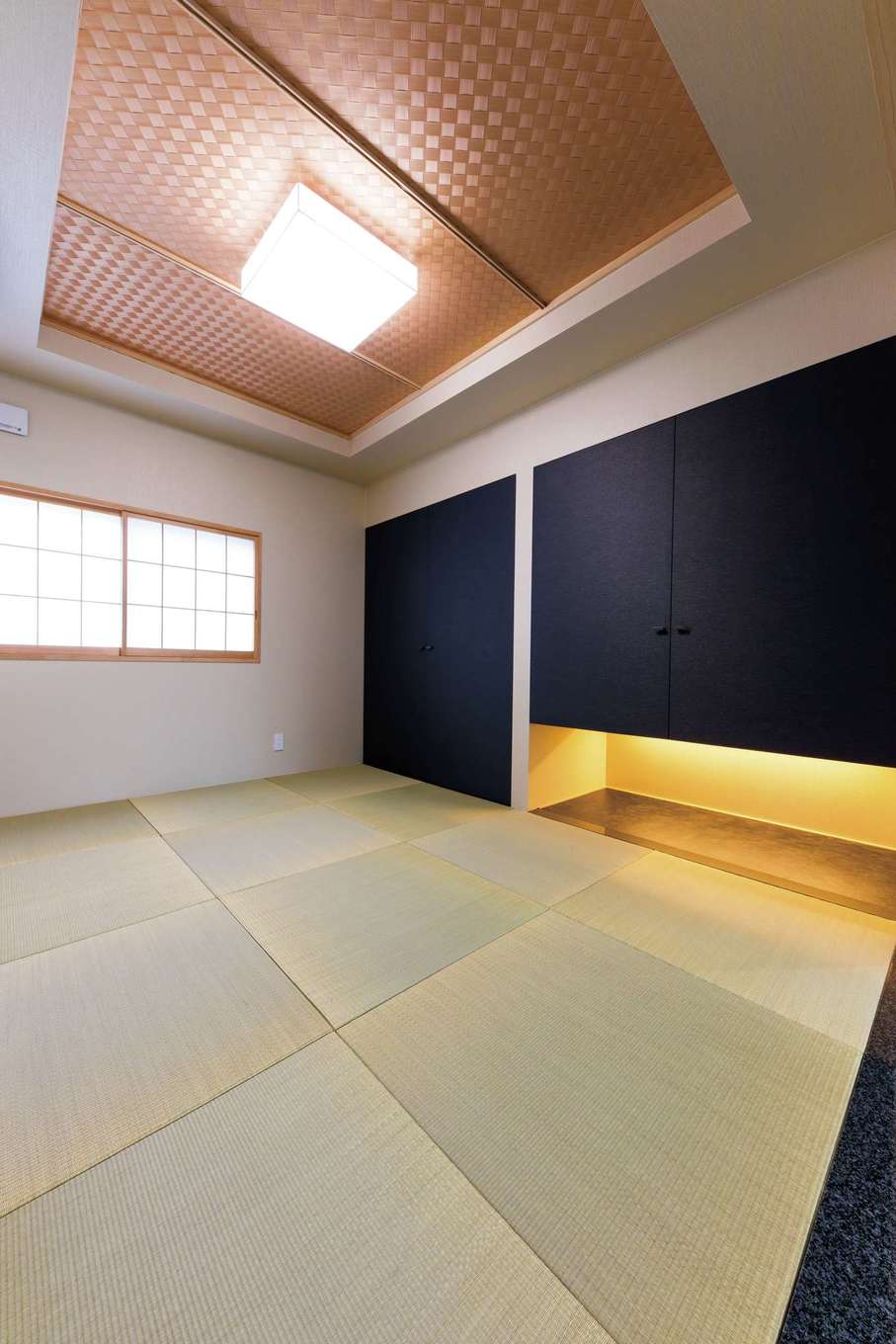 -delphi- デルフィ（藤井建築事務所） 【デザイン住宅、間取り、建築家】６畳の和室には琉球畳を使用。収納のクロスの色使いでモダンな仕上がりに。天井は竹入りの押縁が美しい網代天井。引き戸の敷居は御影石。素材の調和が和の雰囲気を盛り上げる