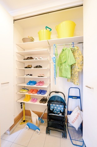 いってきますもただいまもスムーズ たっぷりしまえる玄関土間収納