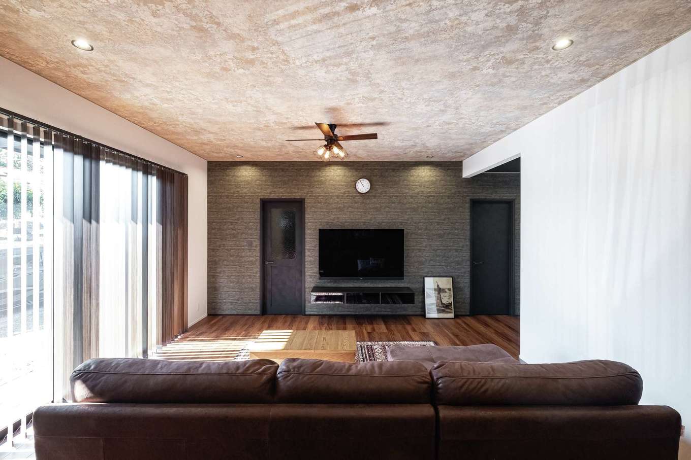 静鉄ホームズ【デザイン住宅、収納力、間取り】天井にはレトロ感あるクロスを採用。開放感にぬくもりが溶け込む