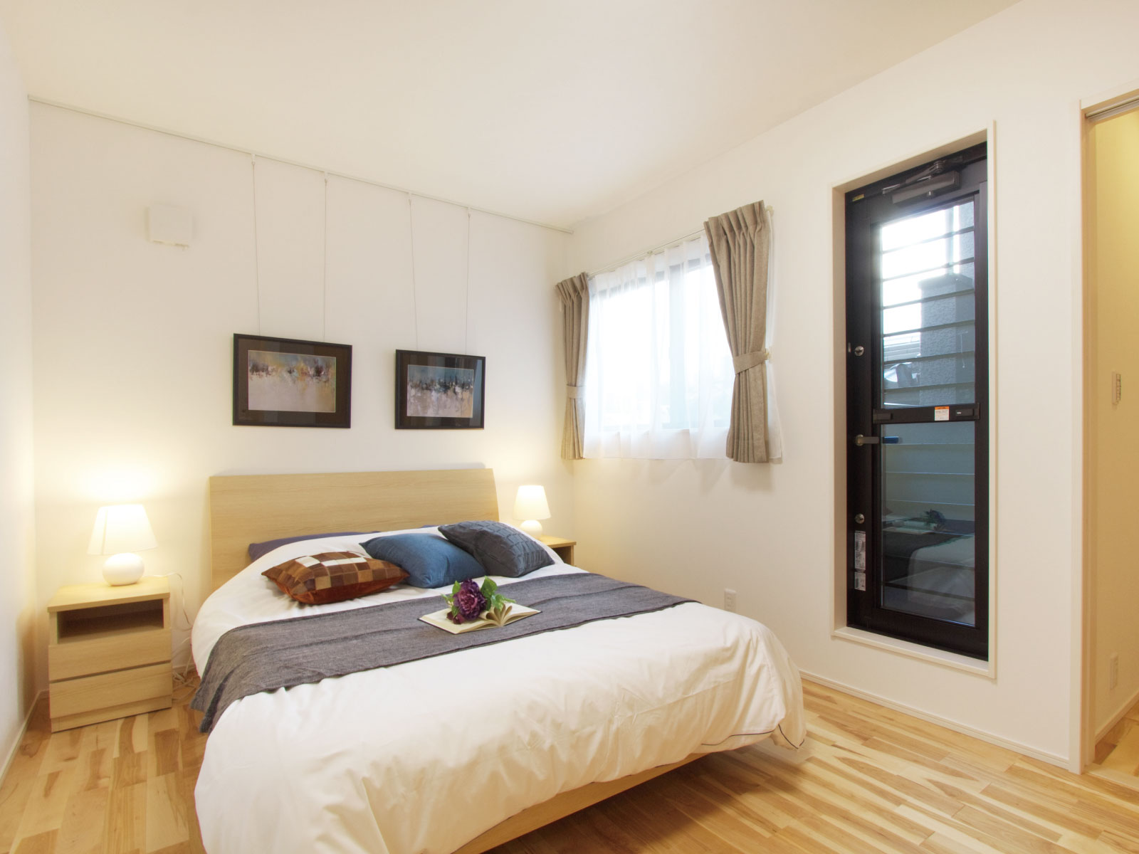 ヘスタホーム｜明るい光が差し込む、心地よい寝室。シンプルなインテリアで、リラックスできる空間を作り出している。