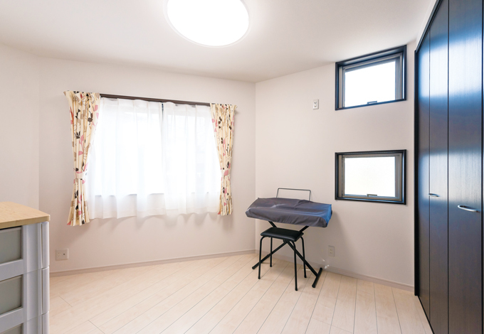 ゲストルームとしても使えるキッチン脇の洋室