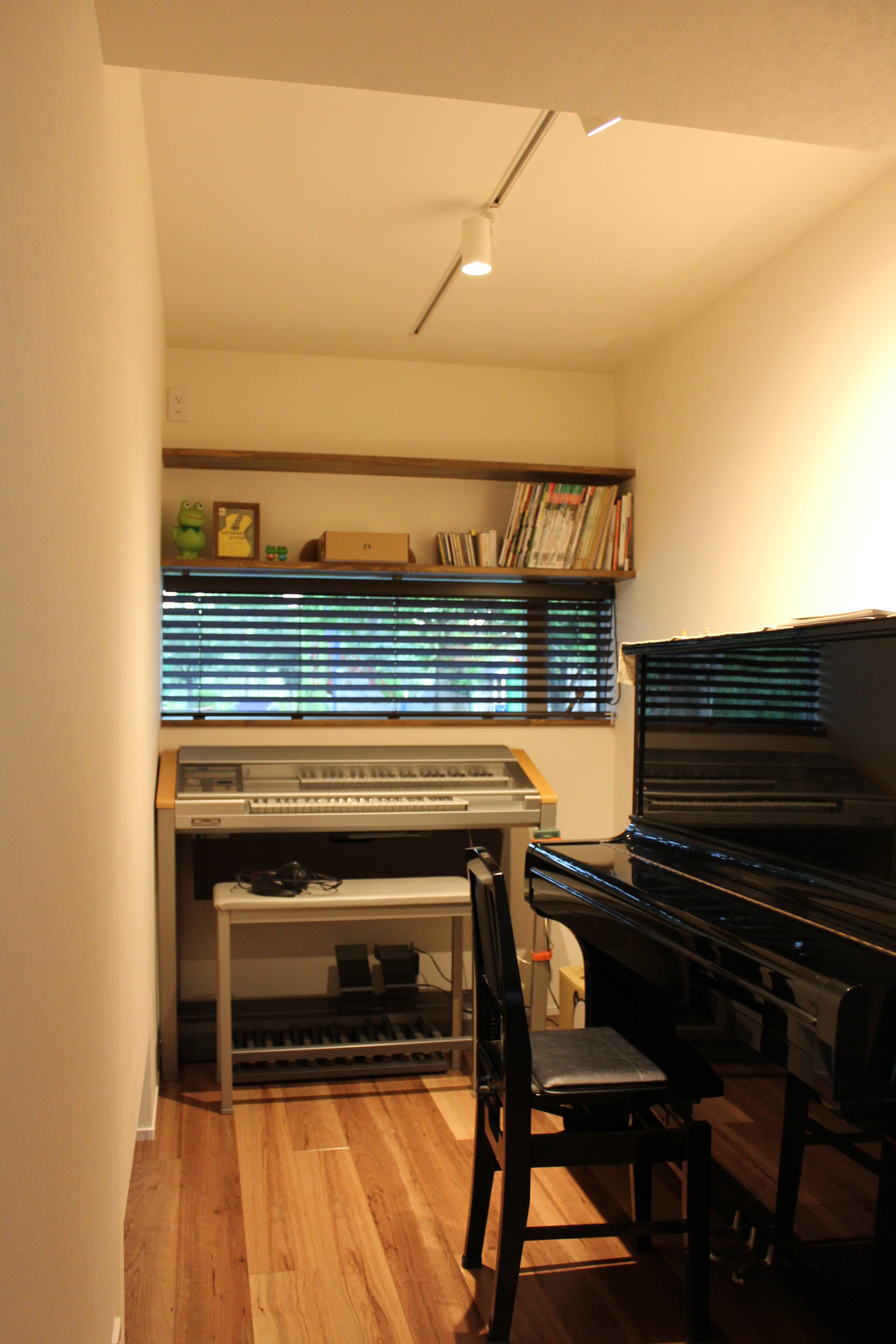 安田住宅｜安田建築設計室｜手前には防音建具が配置された音楽ルーム。適度なスペースが確保されており、趣味を存分に楽しむことができる。