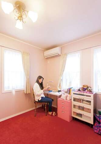 子ども部屋は明るい色で壁とカーペットの色をコーディネート