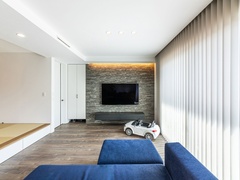 広いLDKには、贅沢に間接照明を取り入れてオシャレに室内を演出。
テレビの背面の壁には、空間のアクセントになるタイルを使用しています。