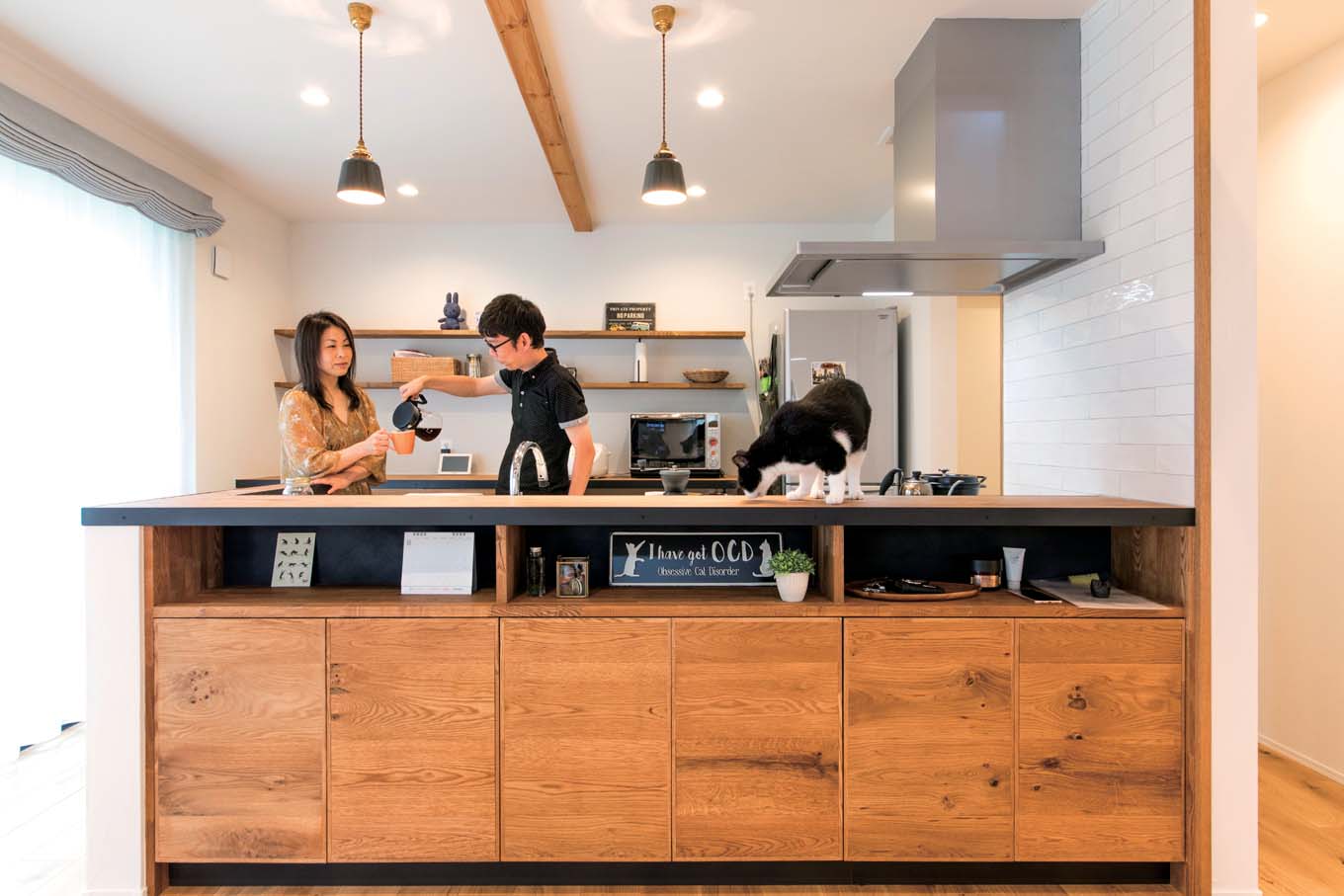 KUREKEN HAUS（榑林建設）【デザイン住宅、省エネ、ペット】キッチンカウンターは、棚の高さや扉の幅など奥さまが描いた図面を元に造作された。ポイントは、天板の縁に回された黒いアイアン。ナチュラルな空間に洗練と落ち着きがブレンドされ、コーヒーを淹れるひとときも特別な時間に