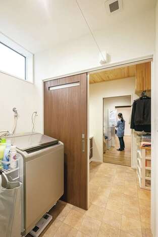 キッチンから家事室、洗面脱衣所、浴室と水回りが集結する