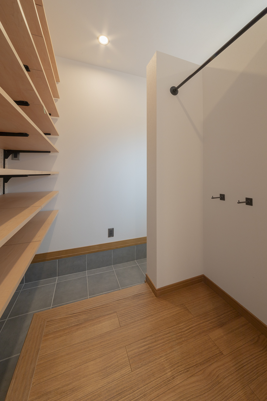 REIWA HOUSE（令和ハウス）｜ウォークスルーのシューズクローク。
左が靴収納、右はカバンやコート置き場に。