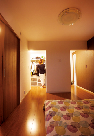 2 階の主寝室。左がウォークインクローゼット、右がご主人の書斎