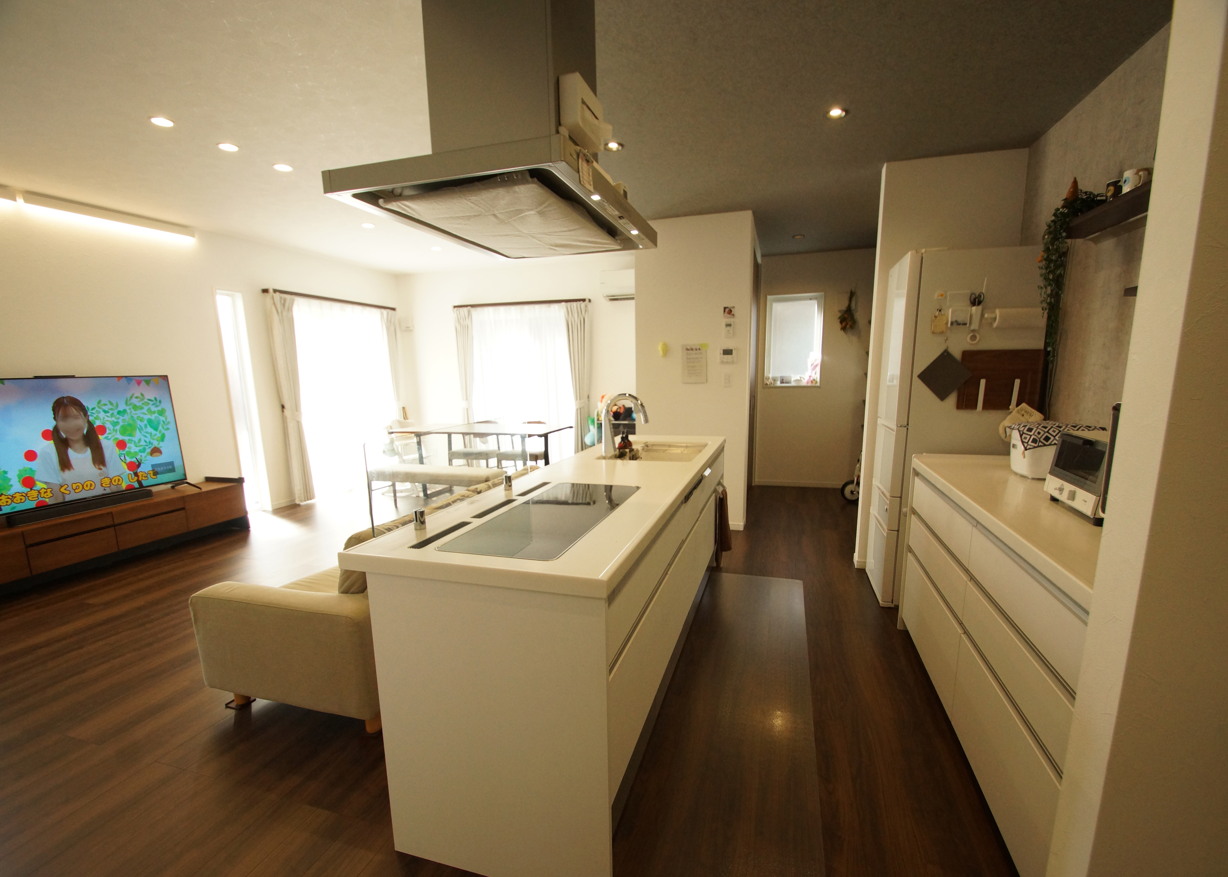 吉川住建【デザイン住宅、収納力、間取り】キッチンを起点にぐるぐると回遊できる動線が、家事時間を大幅に短縮する