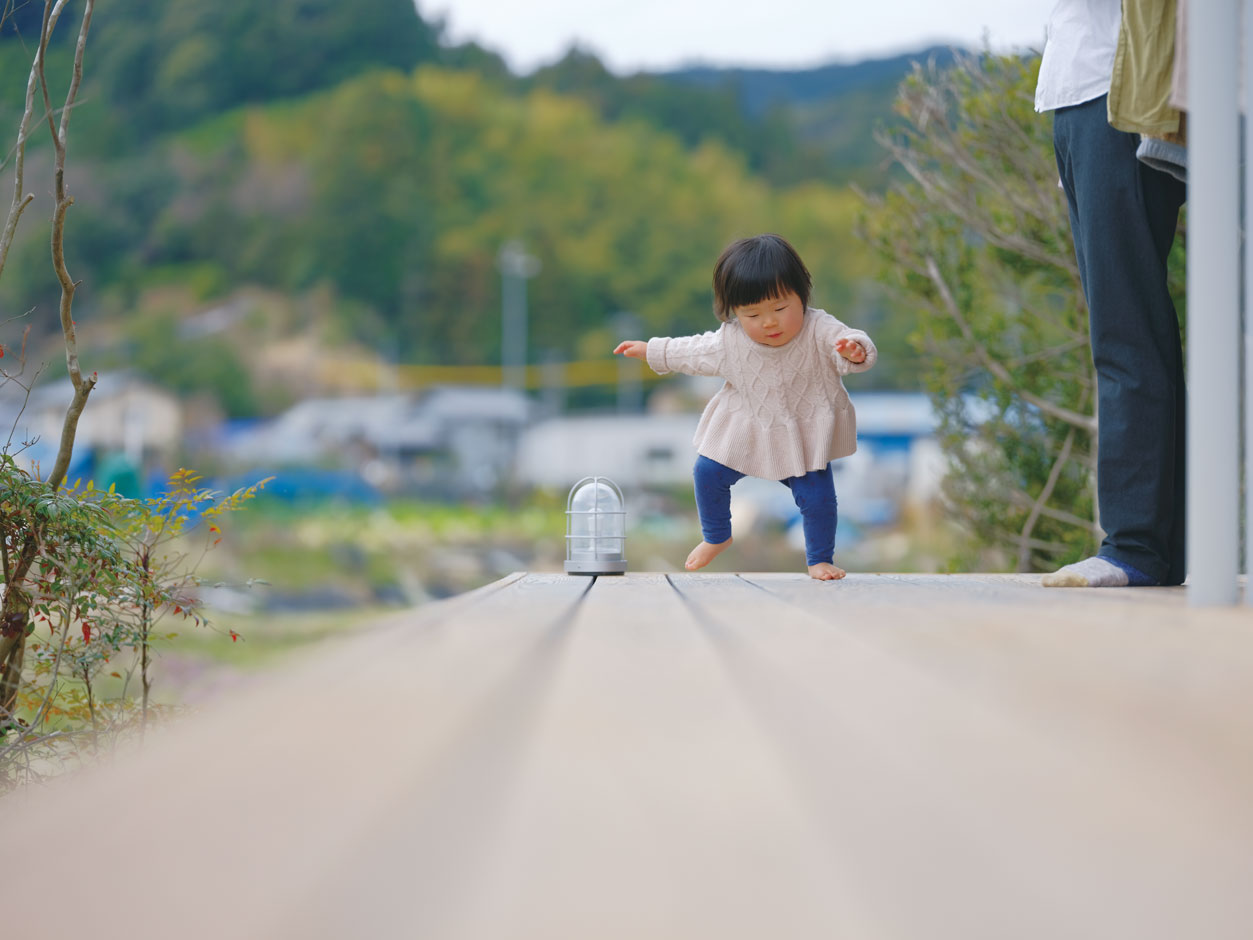 アクトホーム【子育て、二世帯住宅、自然素材】素足でも安心して走り回れる無垢のウッドデッキ