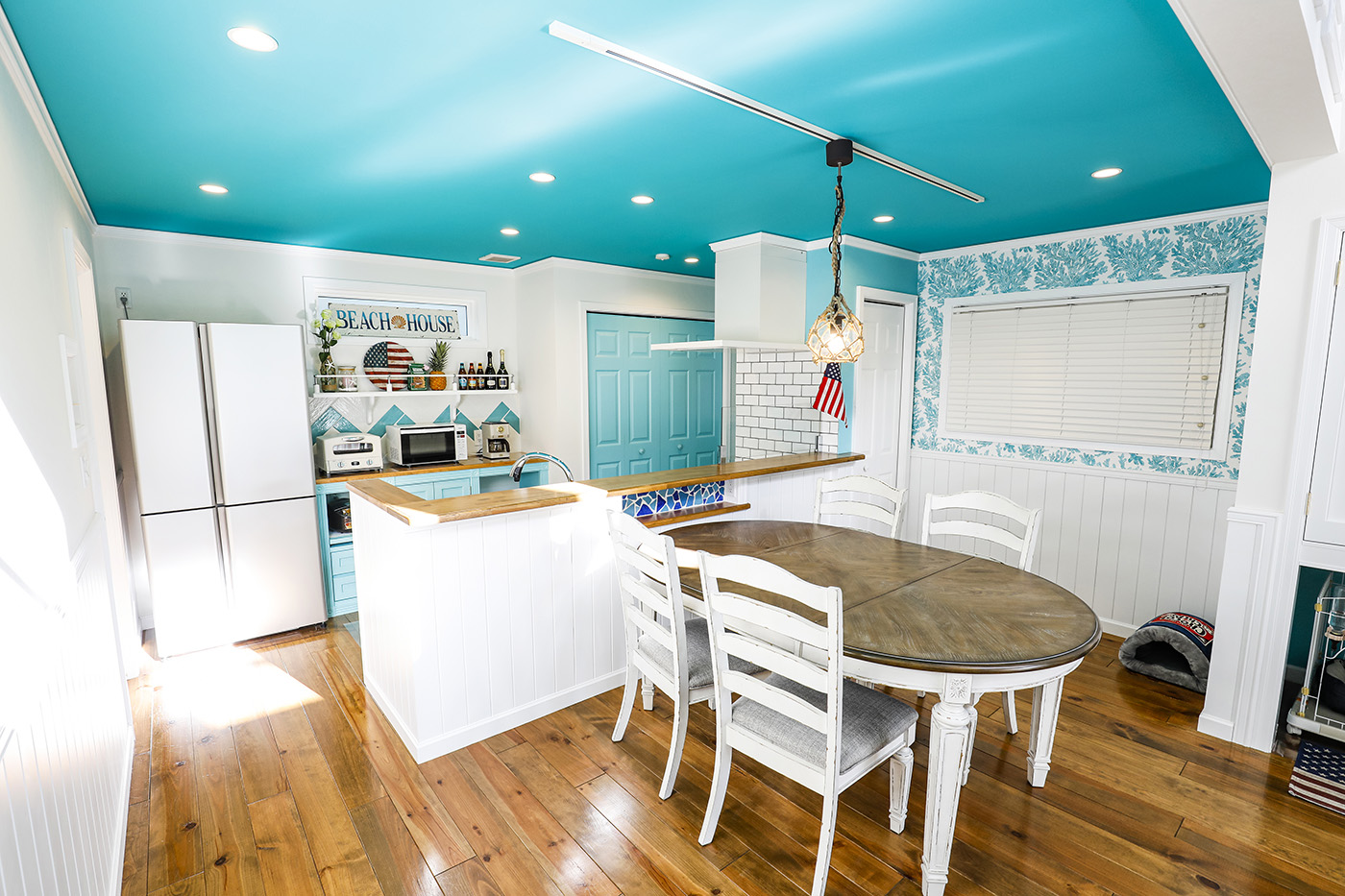 ジェネラルアメリカンホーム【デザイン住宅、輸入住宅、ガレージ】爽やかさと穏やかなを併せ持つティファニーブルーを天井に取り入れたダイニングスペース