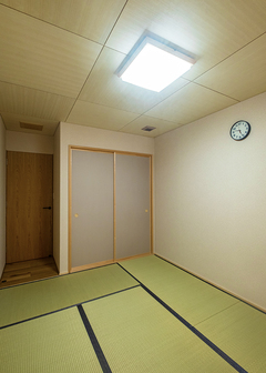 いぐさの香りが心地いい和室。モダンにアレンジされた格天井が、和の伝統も受け継ぐ