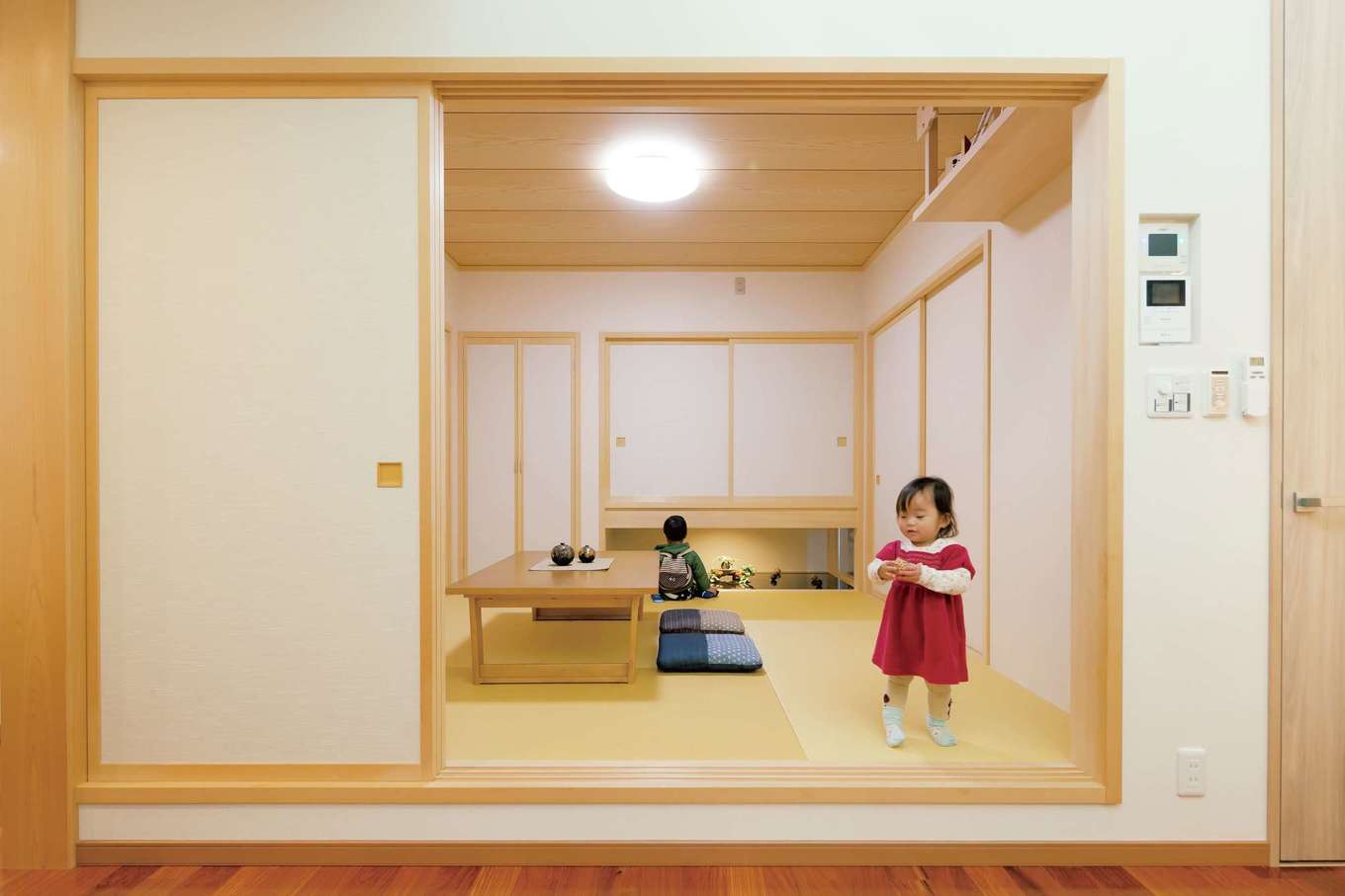 住宅工房 アリアンス【子育て、省エネ、間取り】ダニを寄せ付けず、極上の手触りが心地いいヒバの木を使った和室。奥さまは小上がりの畳に座り、吹抜けの高窓に映る青空と白い雲を眺める午後のひとときがお気に入り