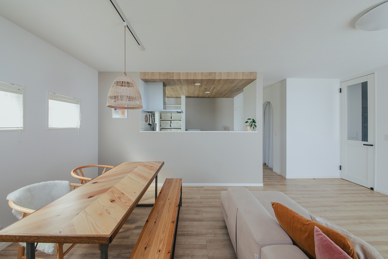 子育て安心住宅 Design Craft Office【デザイン住宅、子育て、間取り】西側に配した窓は、採光や通風だけでなく、空間のアクセントとしても役立っている