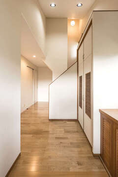 玄関は元の質感を活かした仕上がりに。遊びに来る子ども、孫たちを優しく招き入れる