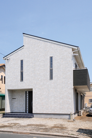 通りからの視線と西日を避けるために窓の大きさと位置に配慮