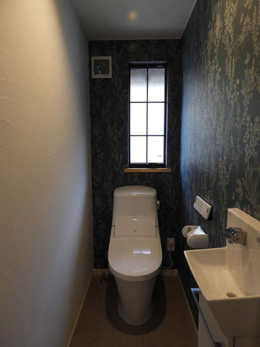 藤田建設（ラフェルム沼津）【デザイン住宅、自然素材、間取り】トイレにはシックなクロスをチョイス
