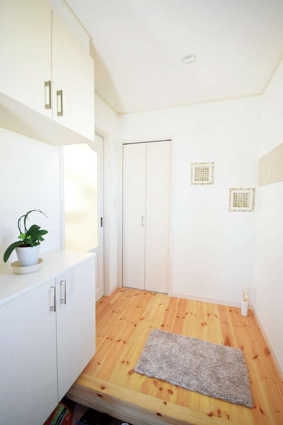 イーホーム【省エネ】入った瞬間、無垢の木の香りに癒される玄関ホール