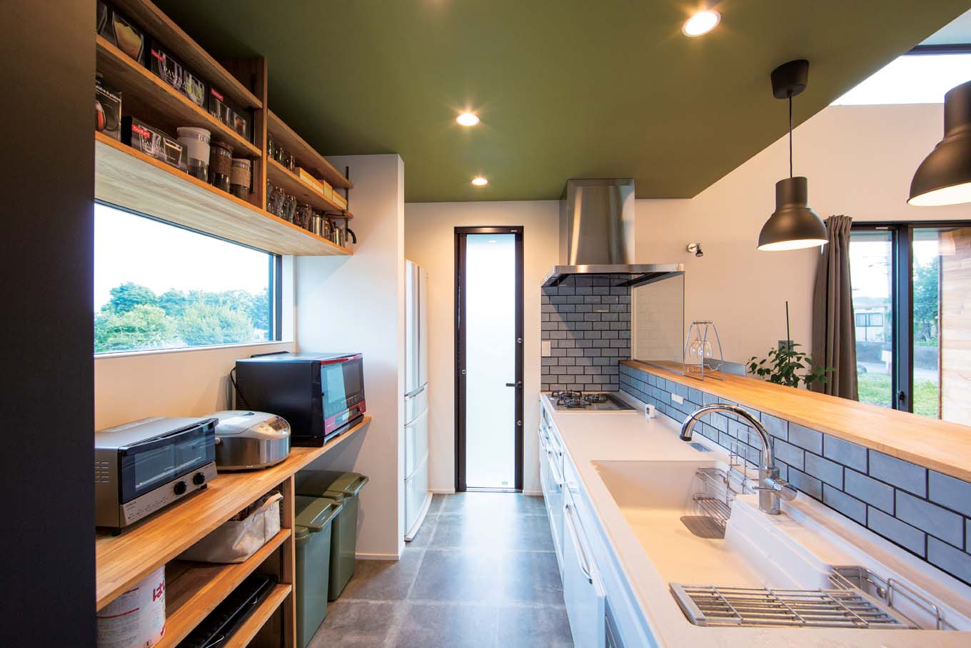 TENアーキテクツ 一級建築士事務所【デザイン住宅、高級住宅、建築家】バックヤードの窓から見えるのは箱根の山々。モスグリーンの天井が差し色に