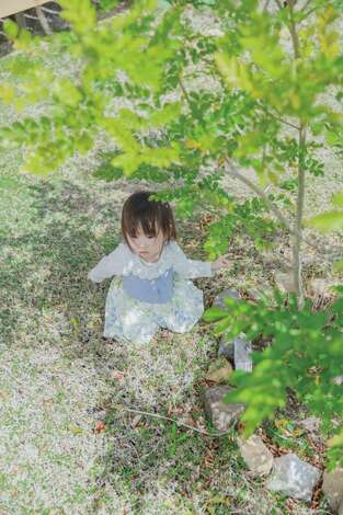 子育て安心住宅 Design Craft Office｜夫妻で手作りした庭は子どものお気に入りの遊び場。南側と東側の2か所に庭を設け、下草植えや花壇作りから自分たちで手がけた