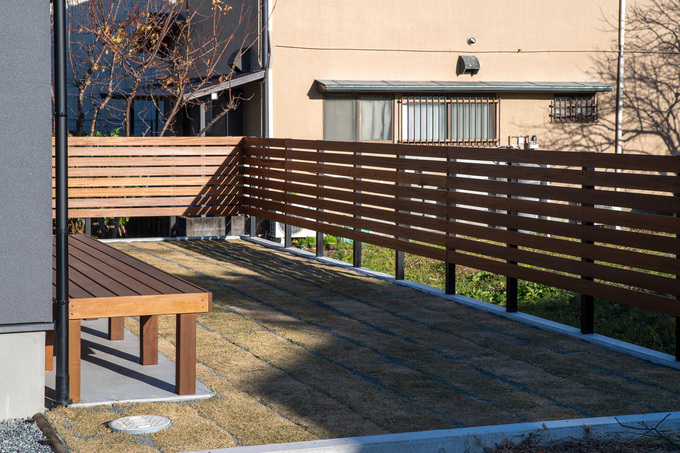 木製デッキ＆フェンスで柔らかな印象の庭に