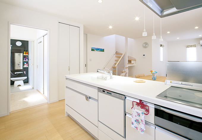 キッチンから洗面脱衣 室、玄関ホールへと回遊 できる使いやすい間取り